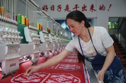 30多年来，统一战线发挥人才荟萃、智力密集、联系广泛的优势，全方位、立体化、多层次参与贵州省毕节试验区建设，助推打赢脱贫攻坚战和全面建成小康社会。图为毕节市“绣娘”在统一战线帮扶成立的刺绣加工车间内工作。中央统战部供图1