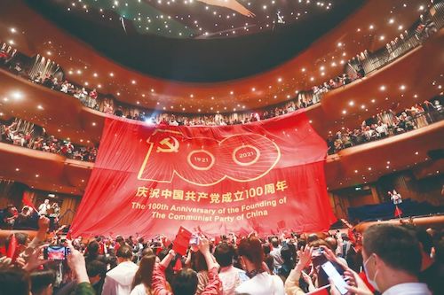 2021年，统一战线各领域举行庆祝中国共产党成立100周年主题活动。图为2021年5月，《唱支山歌给党听》——新的社会阶层人士庆祝中国共产党成立100周年交响音乐会在上海举行。中央统战部供图