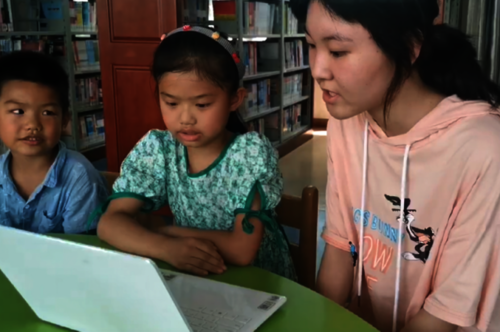 少数民族普通话辅导小组志愿者蔡昕萌为少数民族学生教授普通话。蔡昕萌 供图