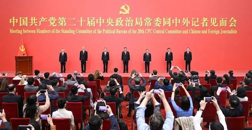 10月23日，刚刚在中国共产党第二十届中央委员会第一次全体会议上当选的中共中央总书记习近平和中共中央政治局常委李强、赵乐际、王沪宁、蔡奇、丁薛祥、李希在北京人民大会堂同中外记者亲切见面。新华社记者 申宏 摄