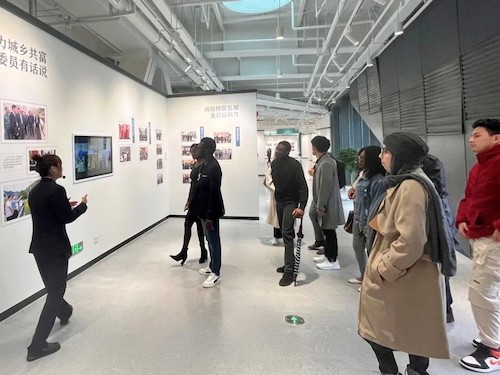 我校国际学院学生参观实践中心1