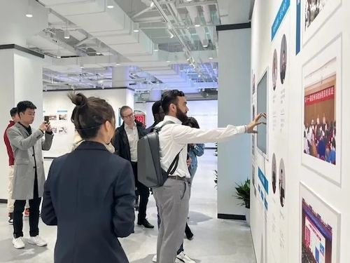 我校国际学院学生参观实践中心2