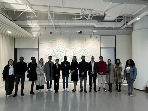 参与活动的师生在实践中心联盟树前合影留念