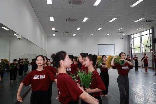 20230629 徐旭莅临我校审查指导“同心迎亚运·携手向未来”港澳青年浙江行启动仪式参演节目4