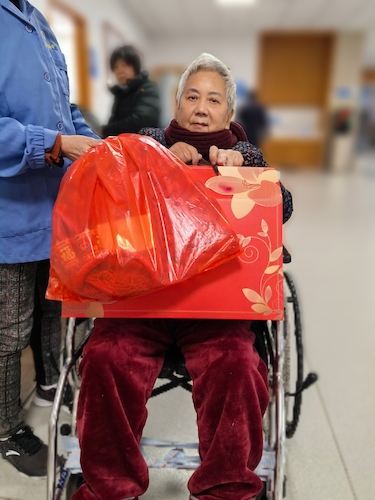 图1：探望慰问长期住院的洪莲云老社员