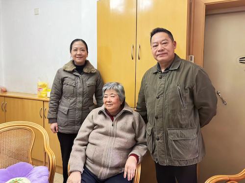 图2：看望慰问行走不便的胡美锦老社员