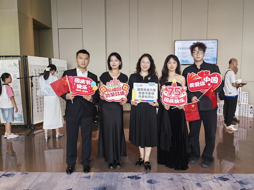 20240929 墨韵琴心共绘爱国情——致公党杭师大支部协助余杭创景社区开展书画展4